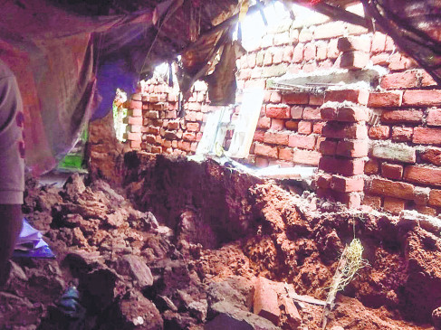 Woman buried under rubble due to collapse of dilapidated house, 4 injured