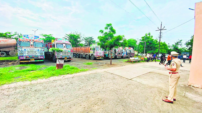 15 accused arrested holding 8 trucks carrying illegal sand to Amravati