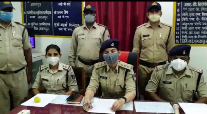 शोरूम के मैनेजर एवं एक अन्य के साथलूट करने वाले 3 लुटेरे पकड़े गये 