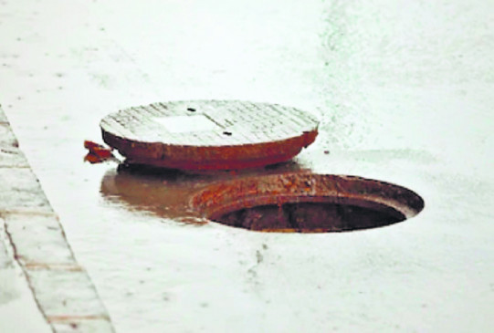 4 employees of Municipal Corporation could not lift the lid, 2 thieves came by car and picked up and walked