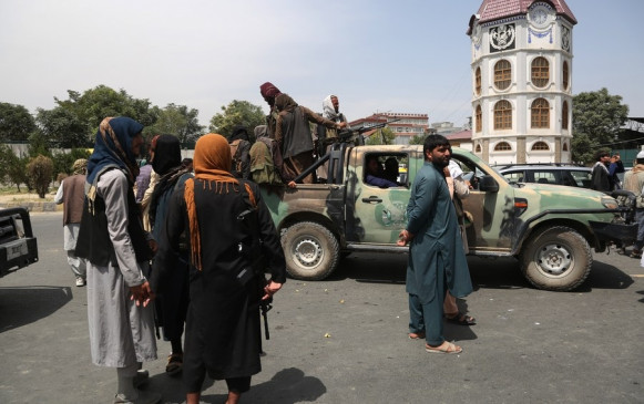 तालिबान के आक्रमण के 4 दिन बाद काबुल की सड़कों पर कोई महिला नजर नहीं आई