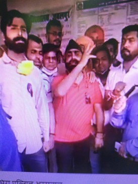 अस्पताल कर्मी के अभद्र व्यवहार से नाराज़ रक्तदाताओं ने किया एल्गिन का घेराव
