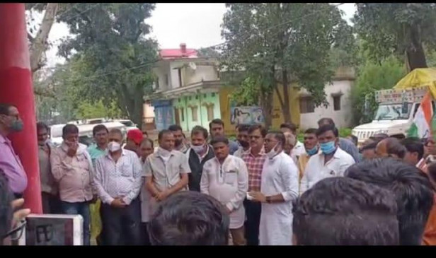 विधायक के बिगड़े बोल... तहसीलदार से कहा- समय आएगा तो बाबू बनाकर रखूंगा