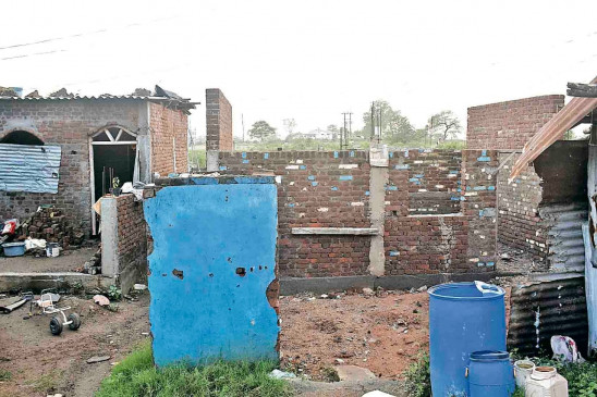 Beneficiaries forced to live without a roof in the rain