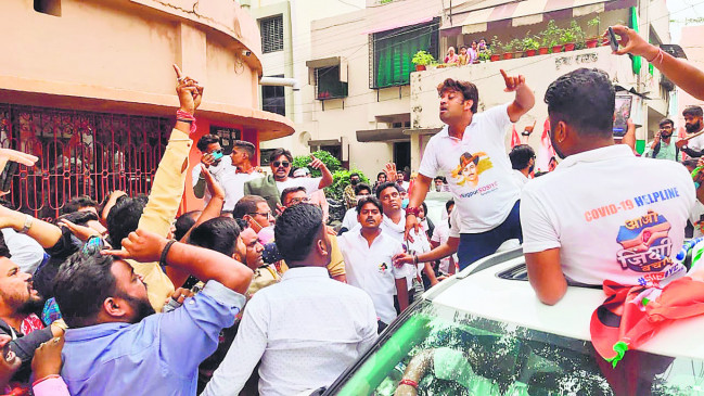 Conflict between Congress-BJP in front of the union headquarters