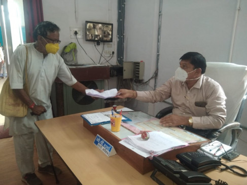 Do justice or euthanasia: 71-year-old reached the collectorate, pleaded with the authorities