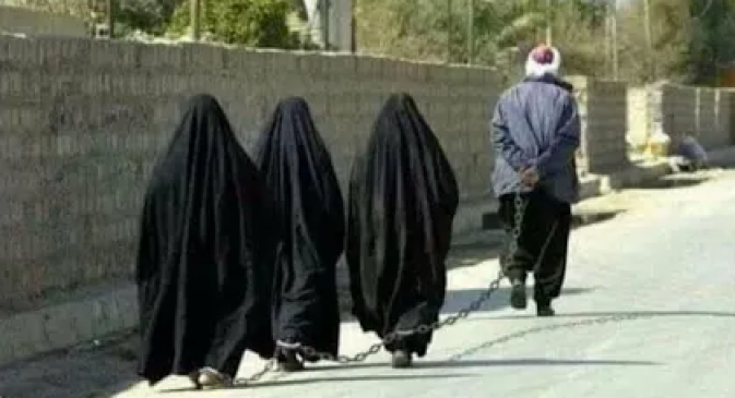 अफगानिस्तान में महिलाओं के पैर में जंजीर डालकर घुमाया जा रहा, जाने वायरल हो रहे इस फोटो का सच 