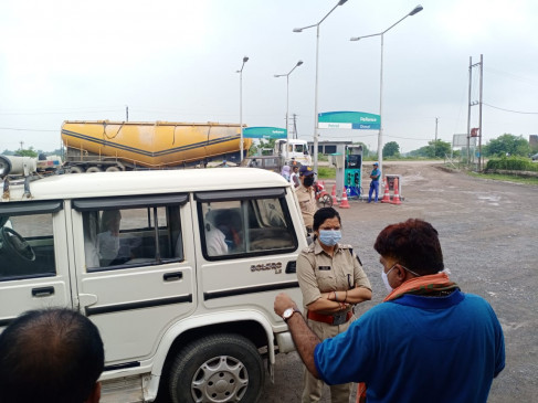 Half a dozen miscreants beat up petrol pump employees, also ransacked