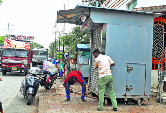 hammer on dilapidated house to avoid danger in rain
