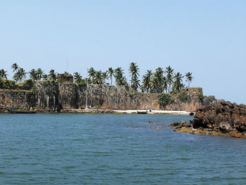 Waves and Worship – GANPATIPULE | Vishal's Photolog