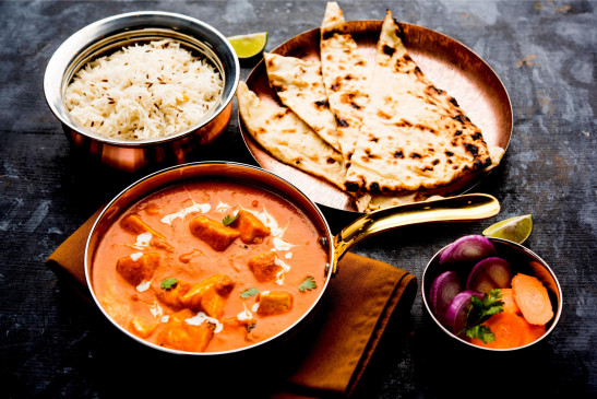 मात्र 30 मिनट में घर पर बनाएं, ढाबा स्टाइल की पनीर curry और दही पराठा