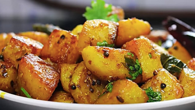 आसानी से बनाइएं, लंच बॉक्स के लिए simple aloo fry