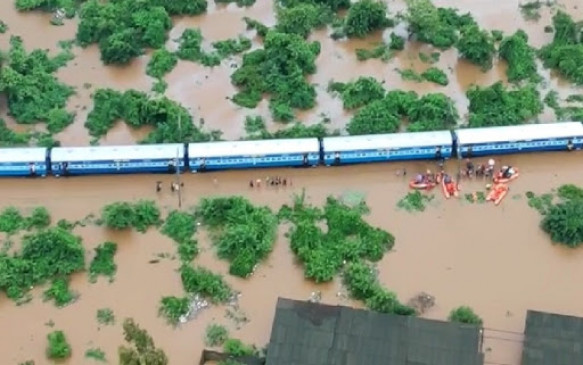 मुसीबत वाली बाढ़: ग्वालियर-इंदौर इंटरसिटी एक्सप्रेस पाड़रखेड़ा रेलवे स्टेशन पर फंसी, 400 यात्री सवार, दोनों तरफ के ट्रैक पानी में डूबे