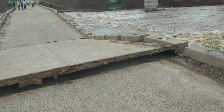 It rained or flooded, the bridge of Kanhan river collapsed