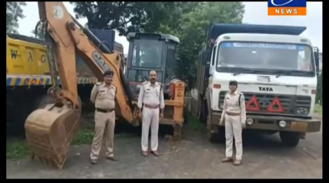 पहाड़ी से खोदी जा रही थी मुरुम, जेसीबी और हाइवा जब्त