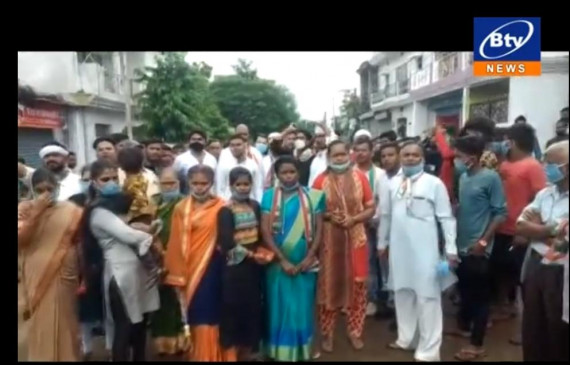 जनता की नहीं सुन रहे अधिकारी, कांग्रेसियों ने घेरा जोन कार्यालय