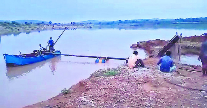 Sand mafia engaged in jugaad: removing sand by putting motor in the boat