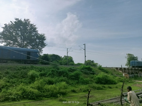 The coaches of the goods train running on the track near Pipri Kala were separated