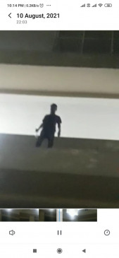 The young man hit the blade in the wrist and neck then tried to jump from the hospital building