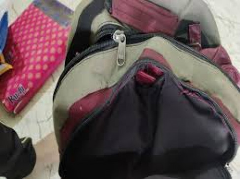 Thieves took away the bag full of notes of the businessman busy on the phone Thieves took away the bag full of notes of the businessman busy on the phone