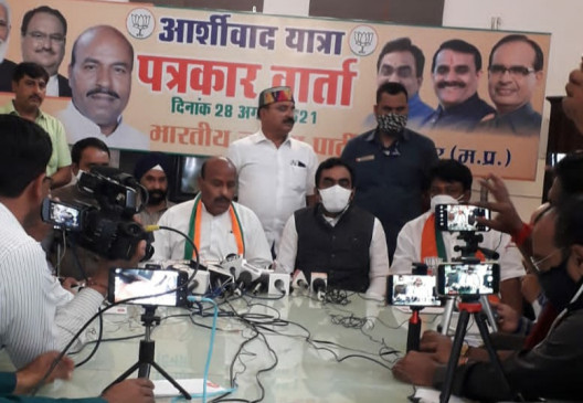 केंद्रीय मंत्री वीरेंद्र खटीक ने विपक्ष को आड़े हाँथ लिया ,कहा वह सदन में चर्चा करना नही चाहता
