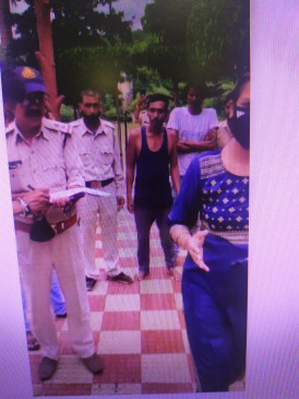 पुल से गौर नदी मेंं गिरी महिला - स्थानीय गोताखोरों ने बचाया