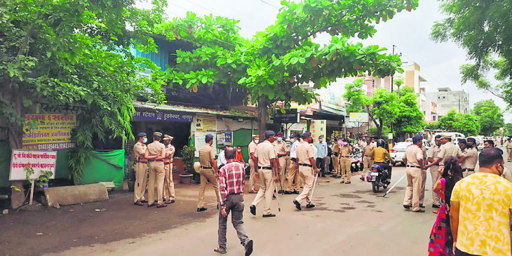 Young accountant committed suicide, angry public surrounded the police station