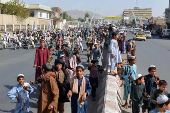 परिवार का पेट भरने के लिए सड़क किनारे अपना घरेलू सामान बेचने को मजबूर अफगानी नागरिक