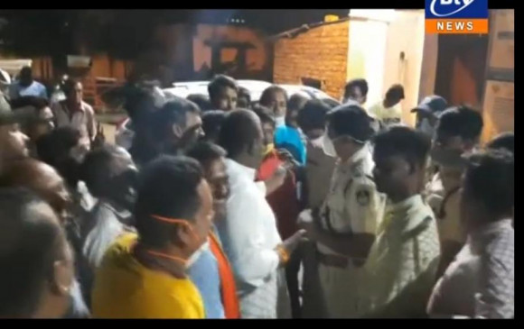 अवैध गैस रिफलिंग के विरोध में भाजपाइयो ने घेरा थाना