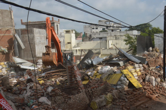 जेडीए की 11 हजार वर्ग फुट भूमि पर कब्जा कर बनाये गये गोदाम, दुकानों और भवन पर चला बुल्डोजर.