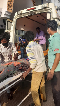 आसमान से गिरी गाज... बारिश से बचने पेड़ के नीचे छिपे 9 लोग झुलसे