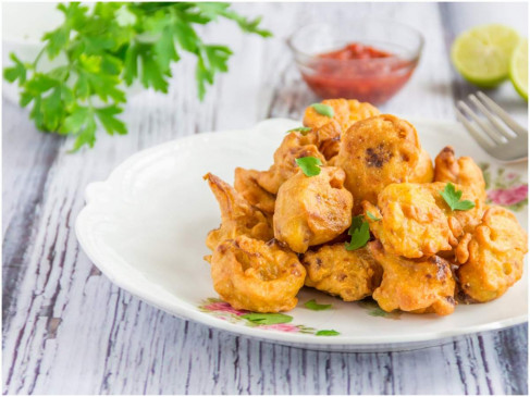 यहां देखिए, साउथ इंडियन स्टाइल में तीखी चटनी के साथ  पकोड़े बनाने की विधि