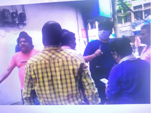  कूलर में लार्वा मिला, जुर्माना लगने पर भड़का दुकानदार, की महिला अधिकारी से मारपीट