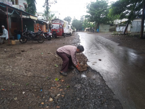 Salute to the spirit: Divyang elderly repaired the road