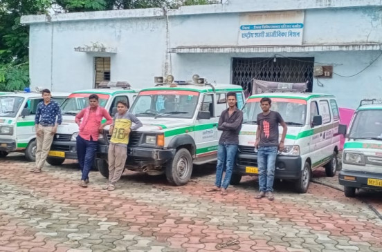 काम बंद हड़ताल पर एंबुलेंस संचालक, एल्गिन और विक्टोरिया अस्पताल में किया प्रदर्शन काम बंद हड़ताल पर एंबुलेंस संचालक, एल्गिन और विक्टोरिया अस्पताल में किया प्रदर्शन