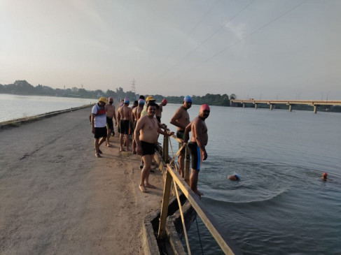 20 devotees reached by swimming from Kardha to Pinglai Mata Temple of Korambhi 20 devotees reached by swimming from Kardha to Pinglai Mata Temple of Korambhi