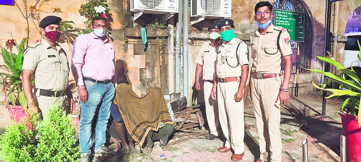 3 arrested for stealing railway iron, 2 absconding