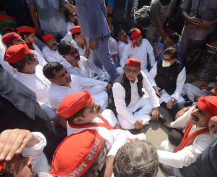 Akhilesh, Ram gopal and Shivpal detained in Lucknow released