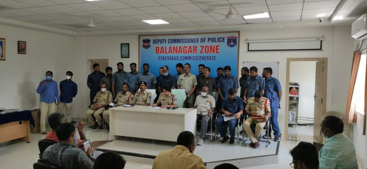 साइबराबाद पुलिस ने पेट्रोल पंपों पर ग्राहकों से ठगी करने वाले अंतरराज्यीय गिरोह का किया भंडाफोड़
