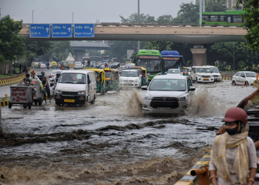 दिल्ली-एनसीआर में रात भर हुई बारिश से कई जगहों पर जलजमाव