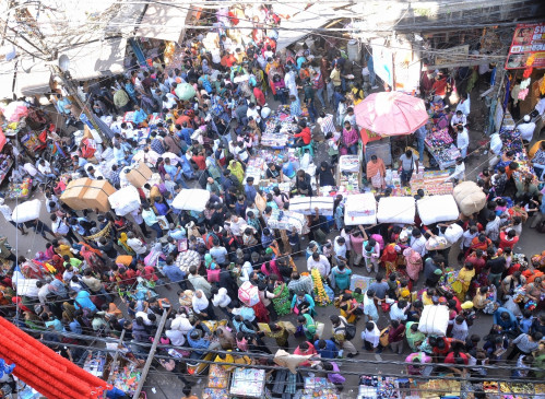 सदर बाजार में दिवाली से पहले उमड़ी भारी भीड़, कोरोना नियमों का उड़ा मजाक