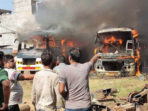 चिंगारी उडऩे से हुआ हादसा -धू धू कर जलीं वर्कशाप पर खड़ी दो बसें
