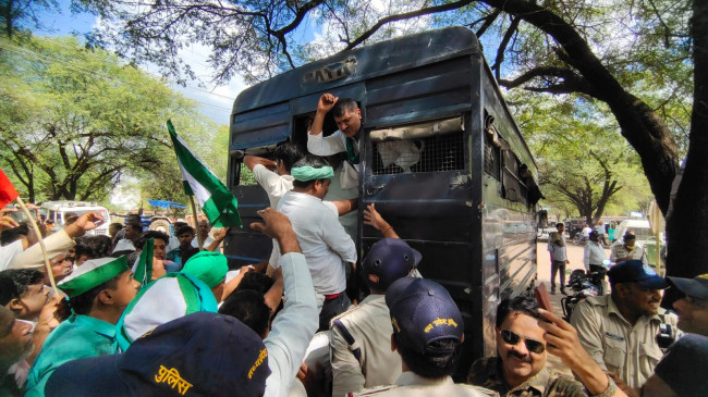 रेल रोकने पहुंचे आंदोलनकारी गिरफ्तार, जमकर हुई झड़प