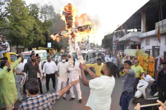 भाजयुमो ने कमलनाथ तो युवक कांग्रेस ने वीडी शर्मा का पुतला फूंका