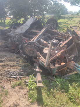 छतरपुर का ट्रक कानपुर में ट्रेलर से टकराया ,लगी आग - दो चालकों सहित तीन लोग जिंदा जले