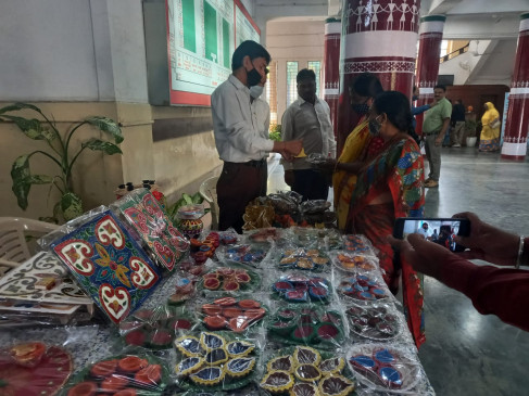 कलेक्ट्रेट में मिट्टी से बने दीये और सजावटी सामग्री के लगे स्टॉल 
