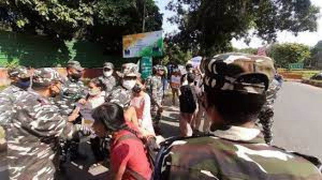 Demonstration outside Delhi Police Headquarters against harassment of two student activists