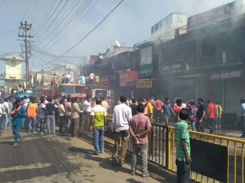 5 दुकानों में आग लगी , लाखों का सामान जलकर खाक