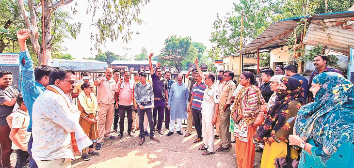 Former Agriculture Minister locks ST depot, ST workers get BJPs support