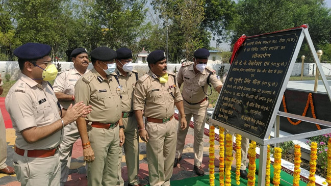 एसएएफ जवानों के श्रमदान से बना भव्य शहीद स्मारक,